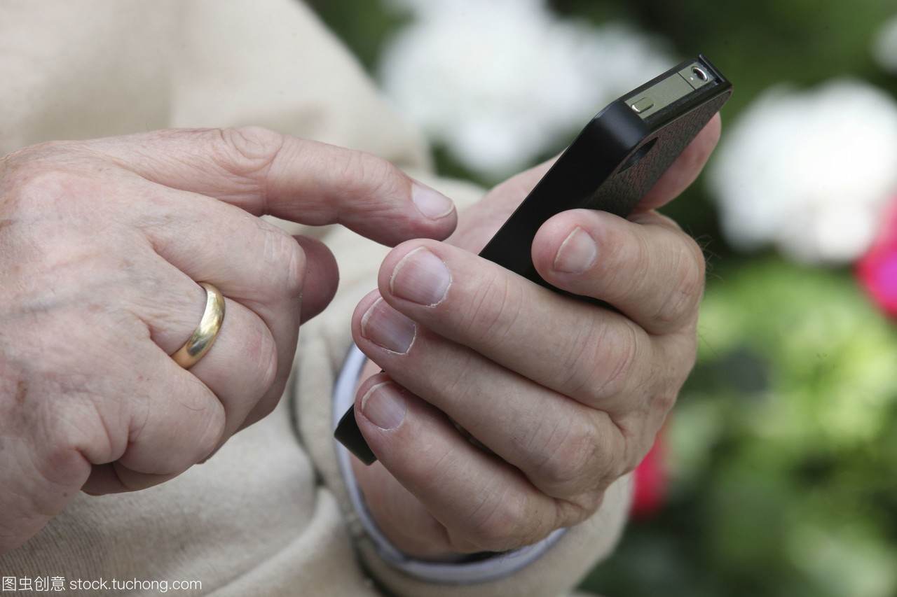 银发触网 老人手中的智能手机，连接过去与未来的桥梁